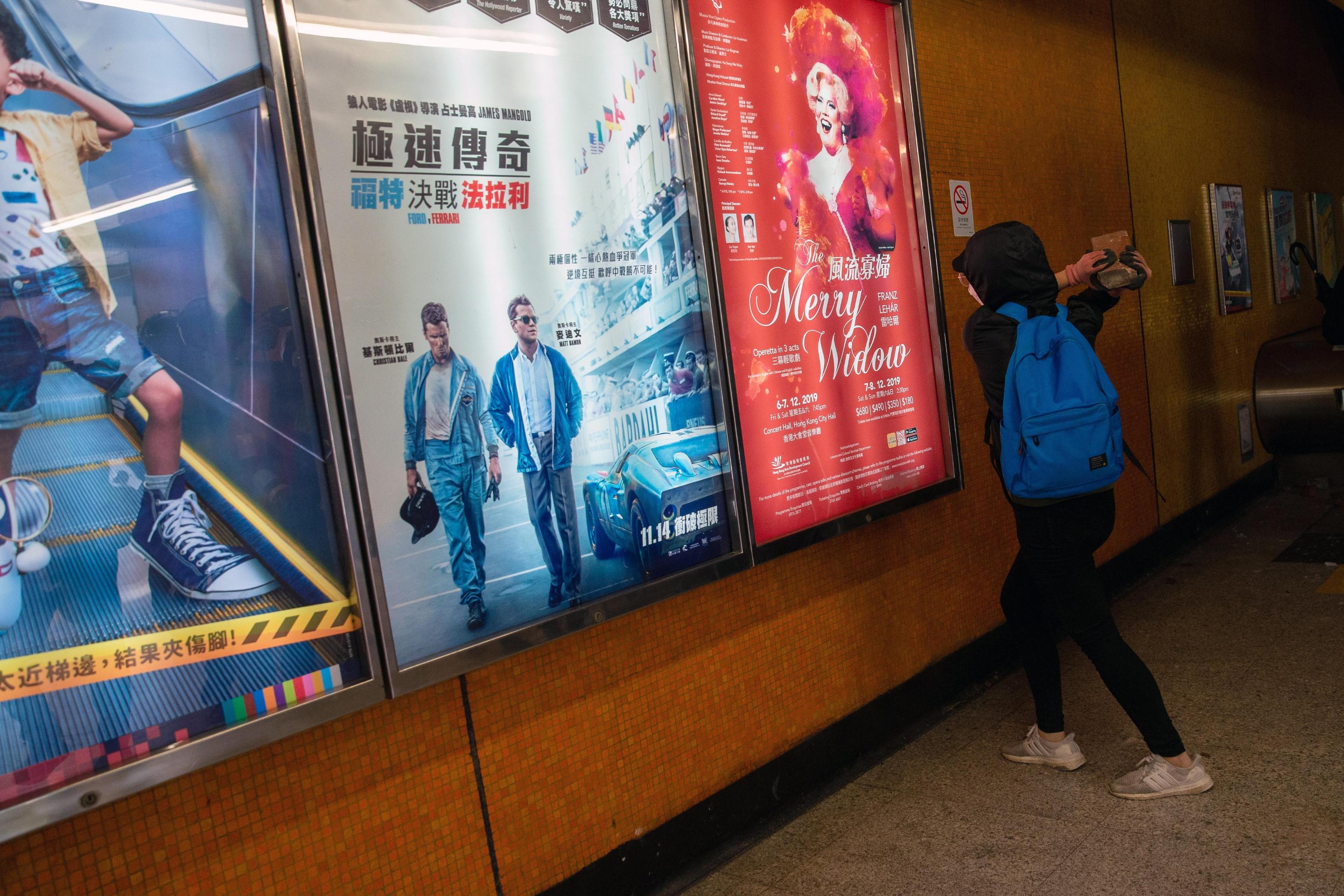 I manifestanti rompono vetrine e tutto ciò che incontrano. Il lato più violento delle proteste che da giorni imperversano ad Hong Kong I manifestanti rompono vetrine e tutto ciò che incontrano. Il lato più violento delle proteste che da giorni imperversano ad Hong Kong