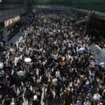 Migliaia di persone continuano a scendere nelle vie della città, ogni giorno, per chiedere più democrazia Migliaia di persone continuano a scendere nelle vie della città, ogni giorno, per chiedere più democrazia