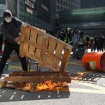 I manifestanti costruiscono cataste e barriere per le strade di Hong Kong e poi le danno alle fiamme I manifestanti costruiscono cataste e barriere per le strade di Hong Kong e poi le danno alle fiamme
