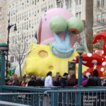 Alcuni passanti si fermano a guardare, incuriositi dai gonfiabili Alcuni passanti si fermano a guardare, incuriositi dai gonfiabili