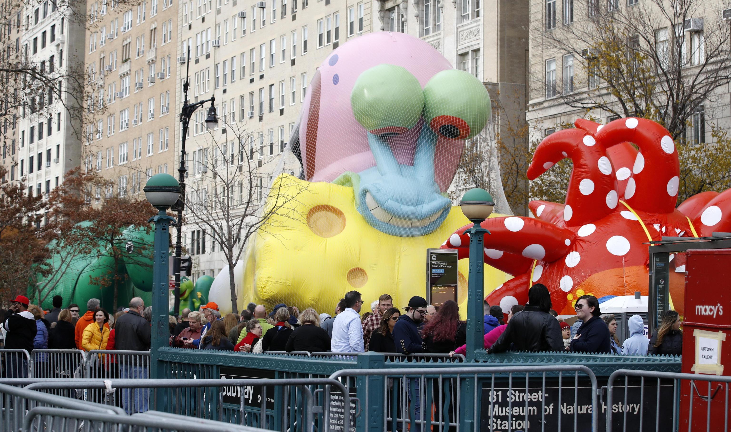 Alcuni passanti si fermano a guardare, incuriositi dai gonfiabili Alcuni passanti si fermano a guardare, incuriositi dai gonfiabili