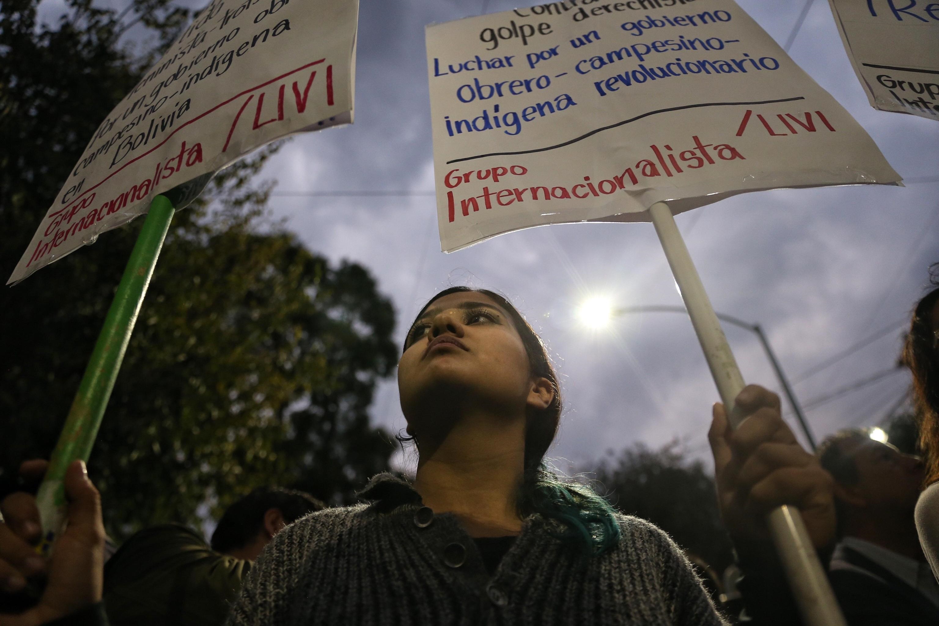 Un momento della manifestazione a sostegno di Evo Morales svoltasi a città del Messico davanti l'ambasciata boliviana