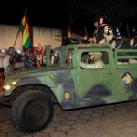 Militari perlustrano le strade delle città boliviane