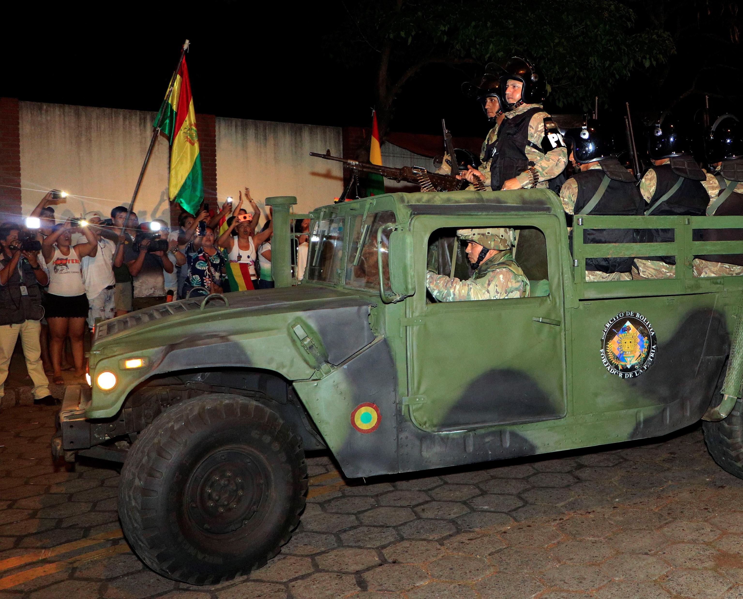 Militari perlustrano le strade delle città boliviane