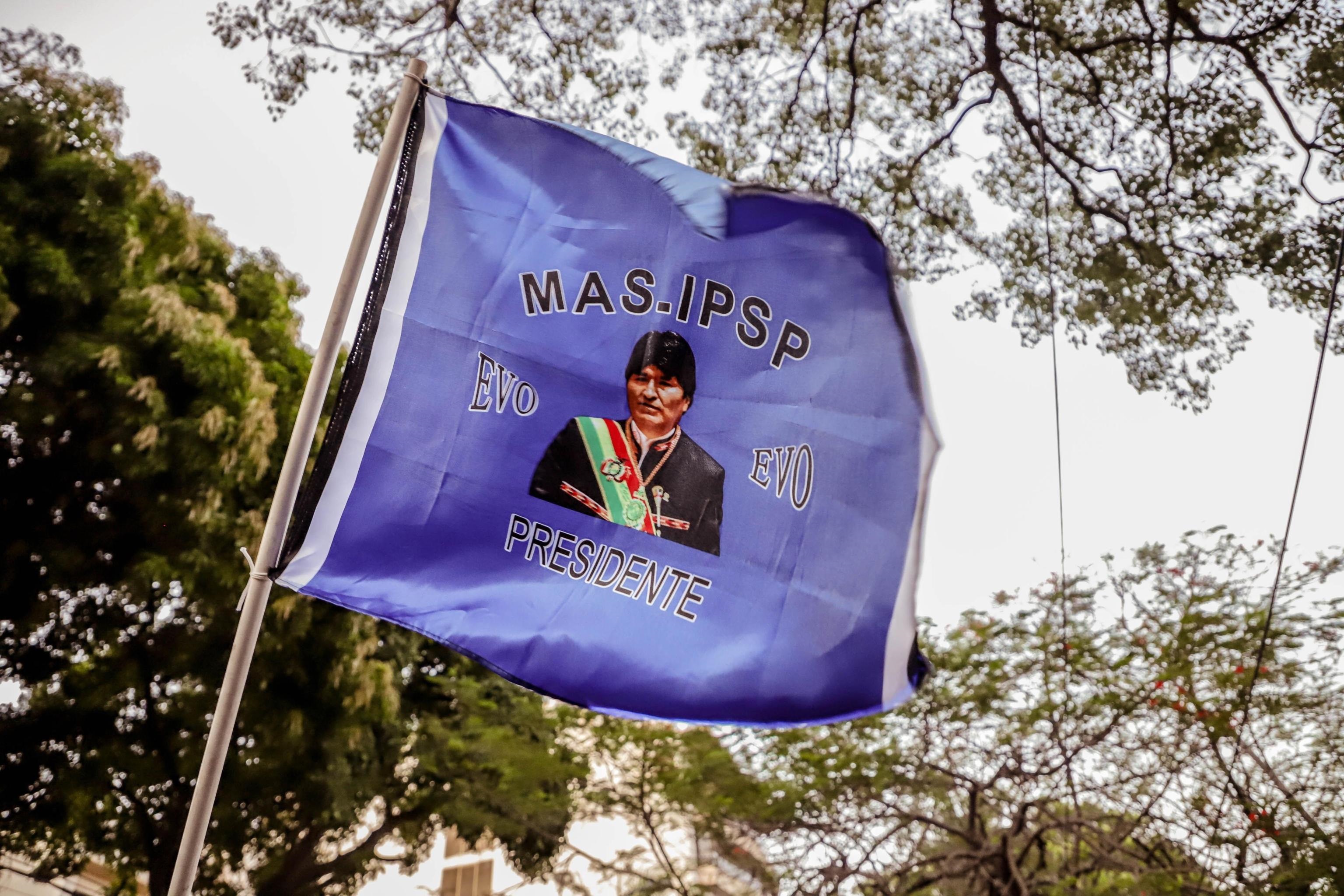 Una bandiera a sostegno all'ex presidente Morales sventola nel corso di una manifestazione in Paraguay