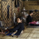 Una bambina della comunità Baduy in abiti tradizionali