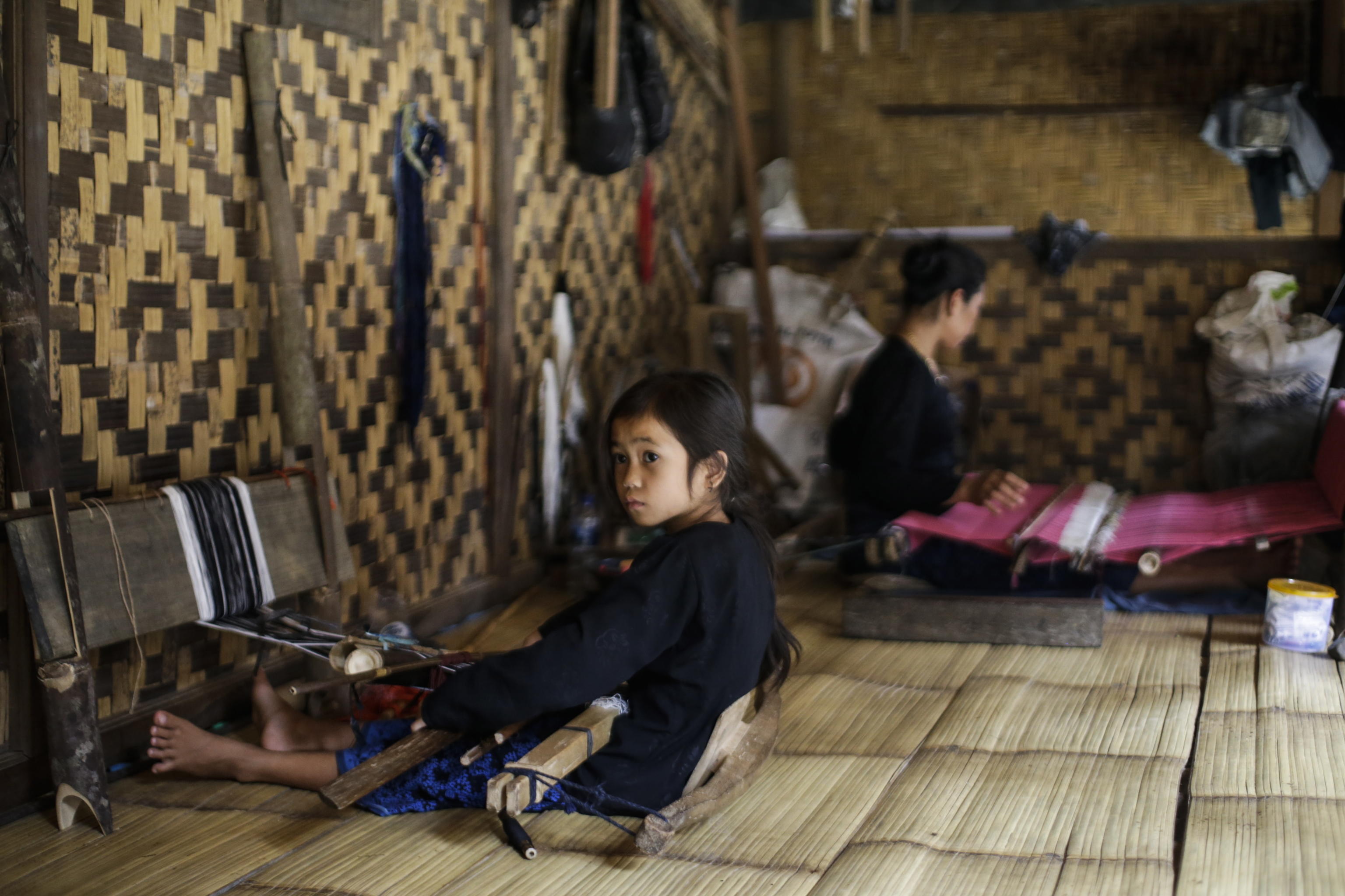 Una bambina della comunità Baduy in abiti tradizionali