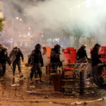 Manifestanti durante gli scontri con la polizia a Beirut