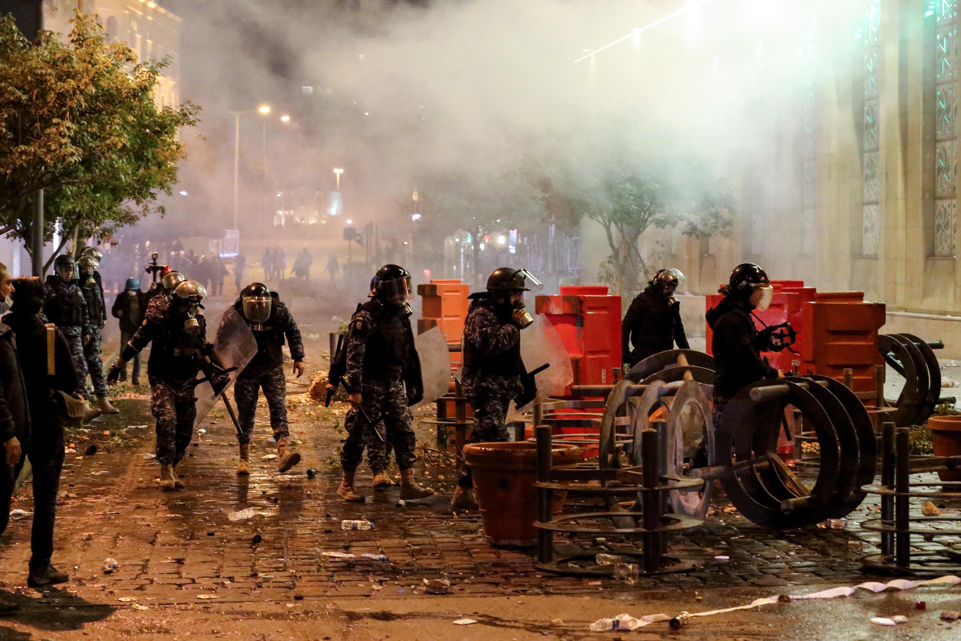 Manifestanti durante gli scontri con la polizia a Beirut