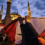 Una bandiera sventolata durante uno dei momenti del corteo a Beirut