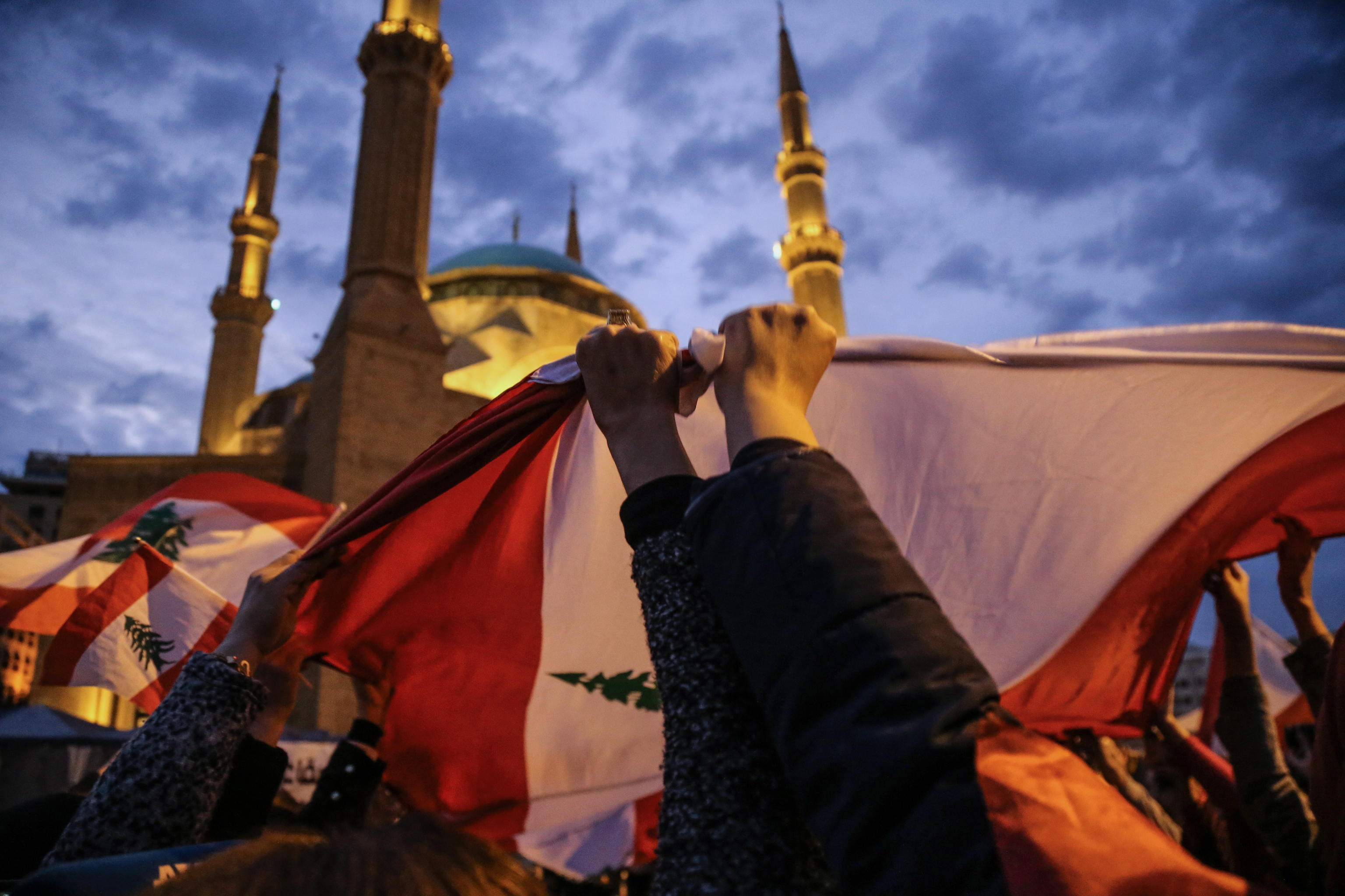 Una bandiera sventolata durante uno dei momenti del corteo a Beirut