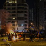 I manifestanti durante gli scontri a Beirut