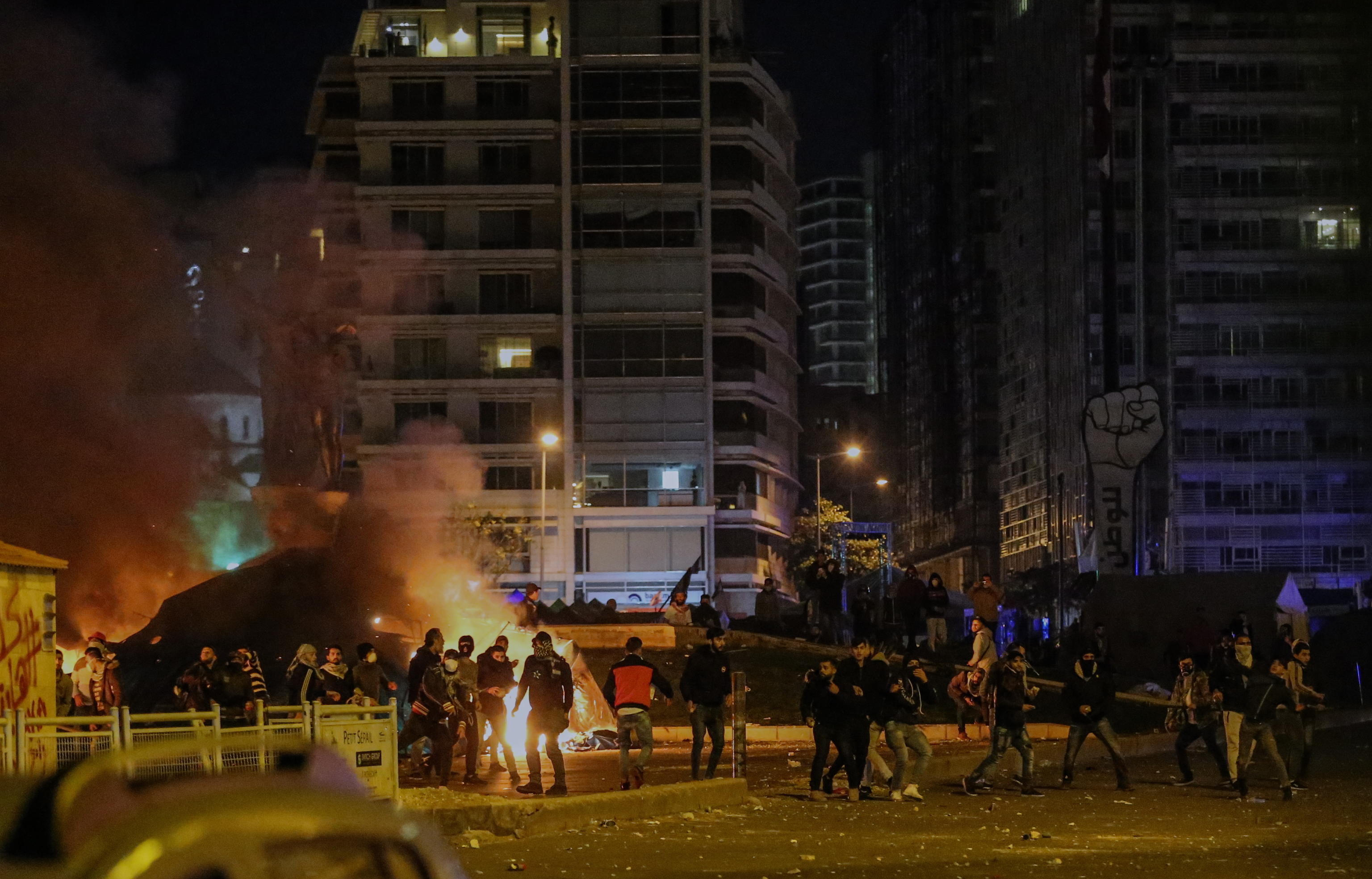 I manifestanti durante gli scontri a Beirut