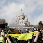 Gilet Gialli, 23 marzo: le proteste antigovernative in Francia nascono da una tassa sul carburante e diventano in breve tempo una critica sull'intero operato di Macron. Gilet Gialli, 23 marzo: le proteste antigovernative in Francia nascono da una tassa sul carburante e diventano in breve tempo una critica sull'intero operato di Macron.