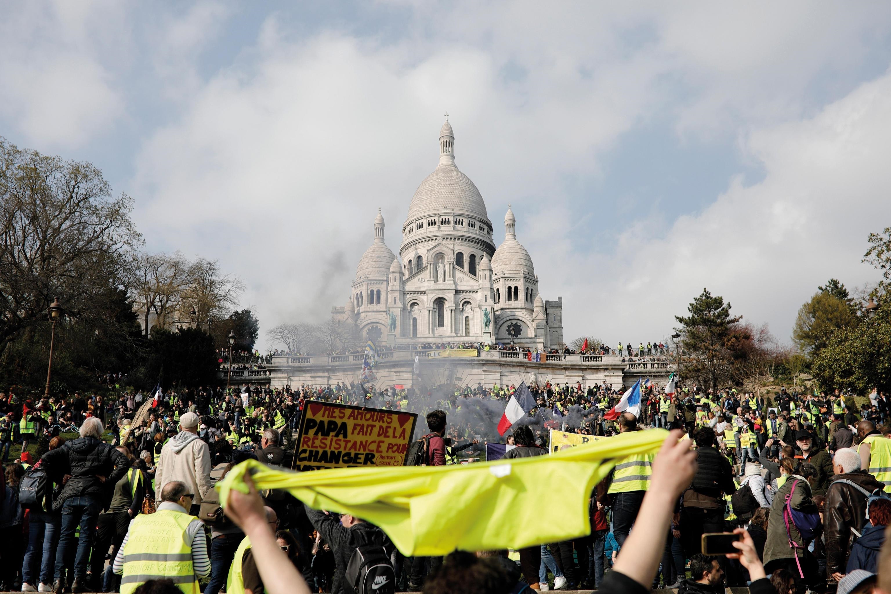 Gilet Gialli, 23 marzo: le proteste antigovernative in Francia nascono da una tassa sul carburante e diventano in breve tempo una critica sull'intero operato di Macron. Gilet Gialli, 23 marzo: le proteste antigovernative in Francia nascono da una tassa sul carburante e diventano in breve tempo una critica sull'intero operato di Macron.