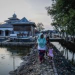 Il villaggio di Pantai Bahagia a Bekasi in Indonesia rischia di scomparire