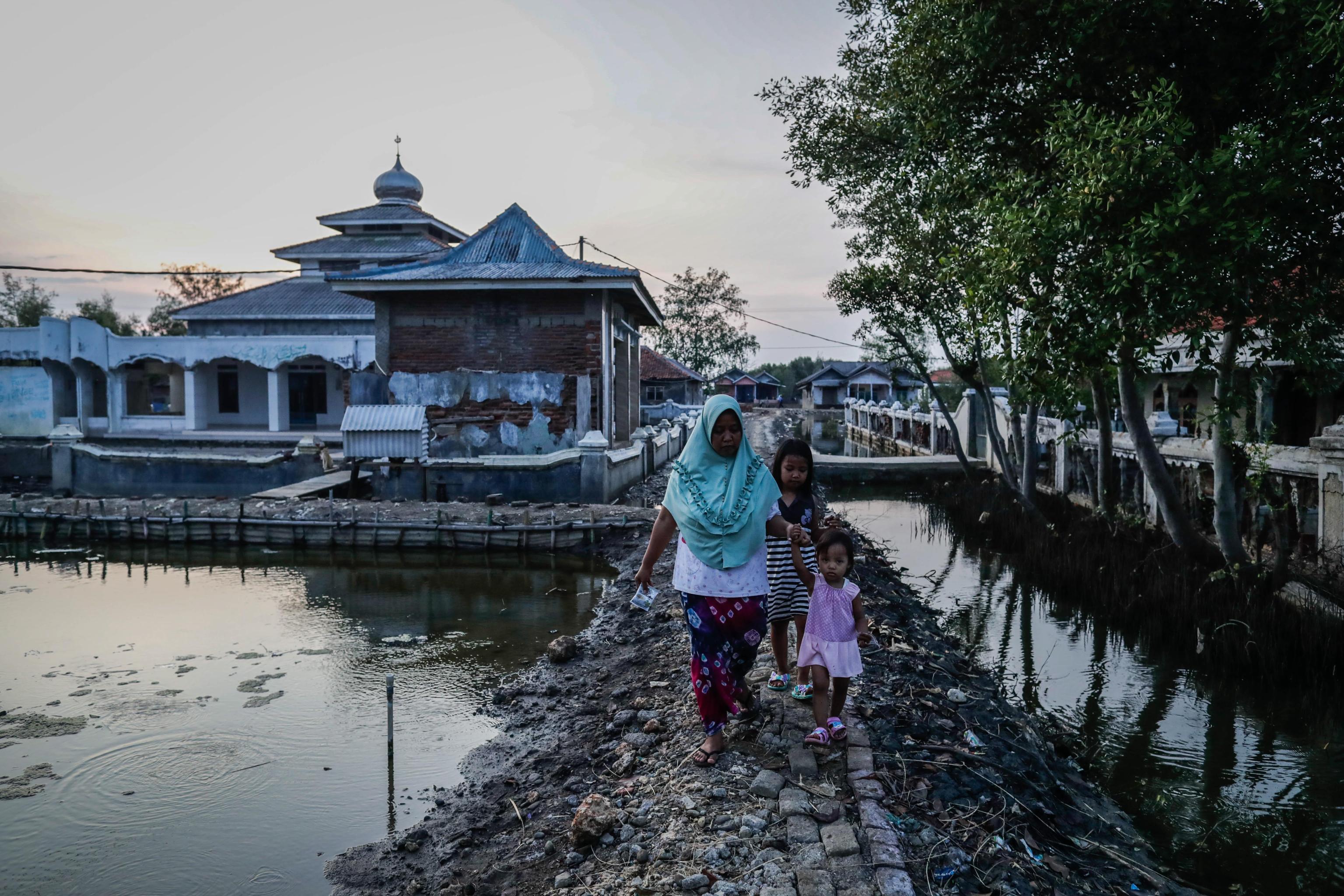 Il villaggio di Pantai Bahagia a Bekasi in Indonesia rischia di scomparire