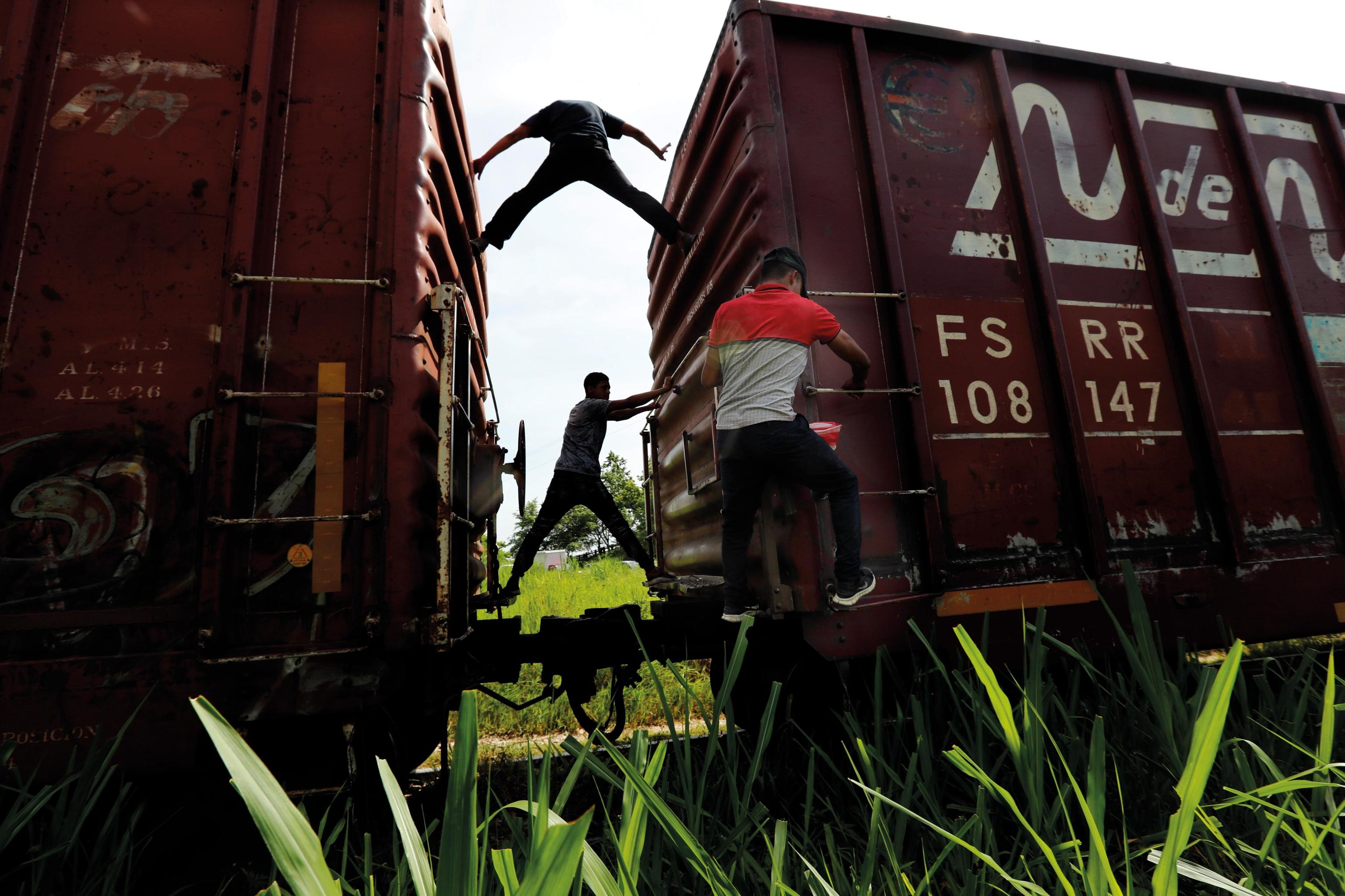 Migranti, 25 giugno: continua l'esodo dal Messico verso gli Stati Uniti. Il governo di Città del Messico ha impegnato 6.500 guardie nazionali e 15.000 soldati lungo il confine per arginare il fenomeno Migranti, 25 giugno: continua l'esodo dal Messico verso gli Stati Uniti. Il governo di Città del Messico ha impegnato 6.500 guardie nazionali e 15.000 soldati lungo il confine per arginare il fenomeno