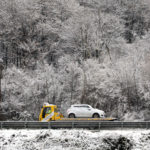A Milano c'è l'allerta meteo. Alle porte di Como ha nevicato. Un carro attrezzi porta via una macchina