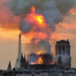 Notre Dame, 16 aprile: per un "errore umano" brucia la cattedrale gotica simbolo di Parigi. Drammatico il momento del crollo della guglia. Notre Dame, 16 aprile: per un "errore umano" brucia la cattedrale gotica simbolo di Parigi. Drammatico il momento del crollo della guglia.