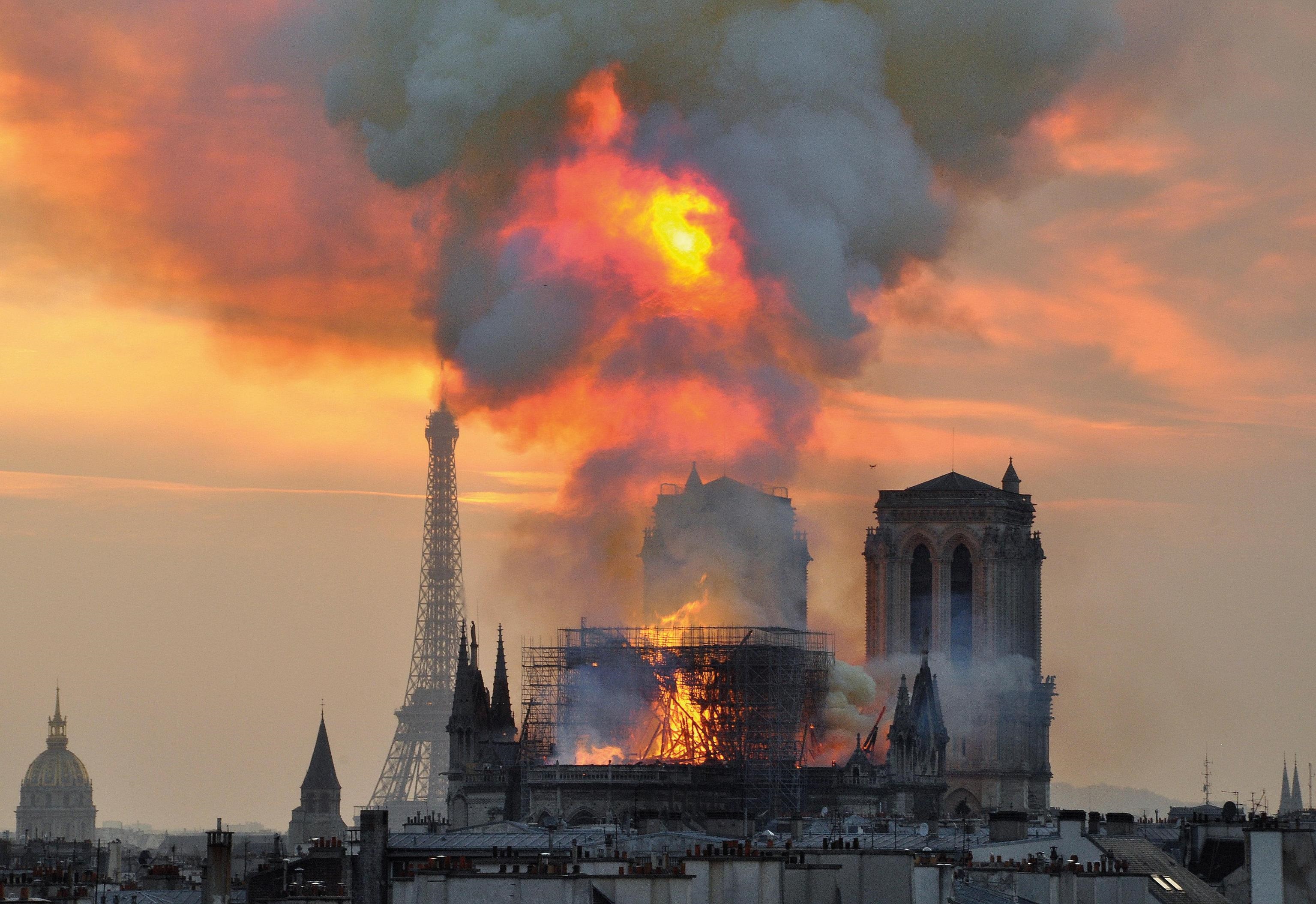 Notre Dame, 16 aprile: per un "errore umano" brucia la cattedrale gotica simbolo di Parigi. Drammatico il momento del crollo della guglia. Notre Dame, 16 aprile: per un "errore umano" brucia la cattedrale gotica simbolo di Parigi. Drammatico il momento del crollo della guglia.