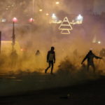 Lo scontro fra polizia e manifestanti