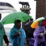 Ombrelli aperti e mantelle colorate a Roma