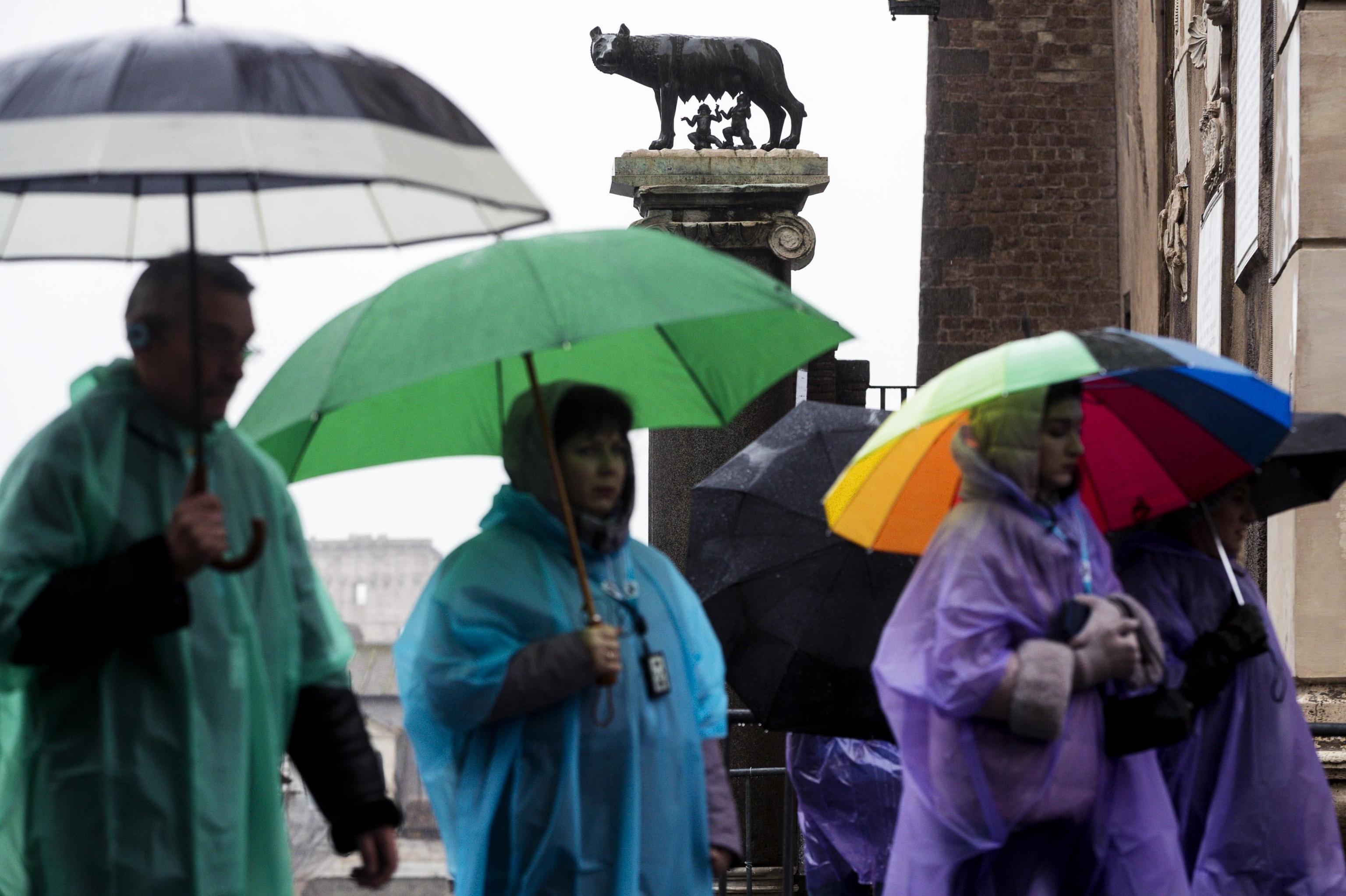 Ombrelli aperti e mantelle colorate a Roma