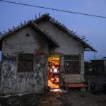 Le ultime famiglie rimaste nel villaggio non hanno altro posto dove andare