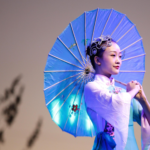 Una ballerina cinese si esibisce al cosiddetto "Fesiluz". Il Festival sarà aperto al pubblico fino al 28 febbraio 2020. Una ballerina cinese si esibisce al cosiddetto "Fesiluz". Il Festival sarà aperto al pubblico fino al 28 febbraio 2020.