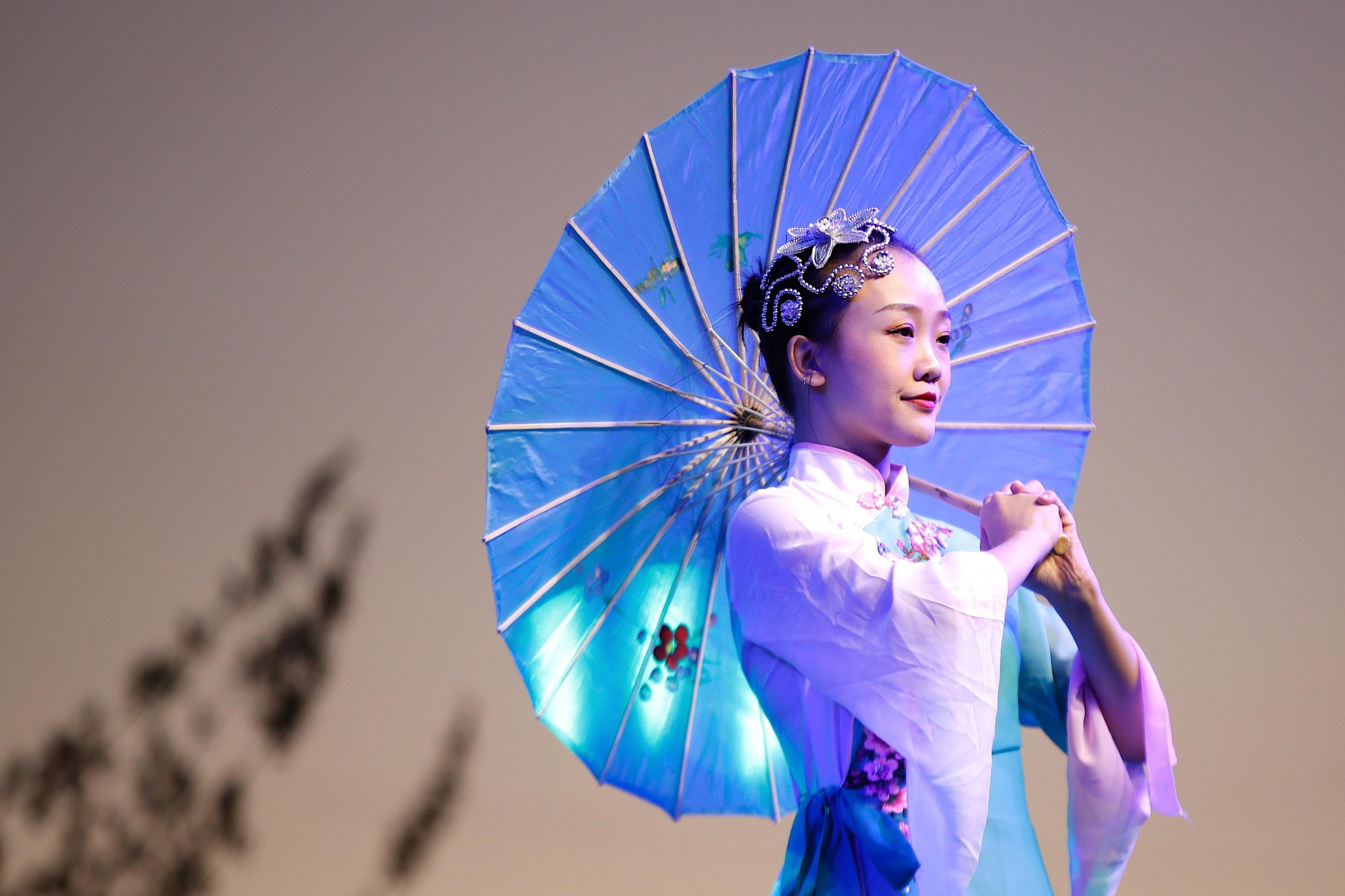Una ballerina cinese si esibisce al cosiddetto "Fesiluz". Il Festival sarà aperto al pubblico fino al 28 febbraio 2020.