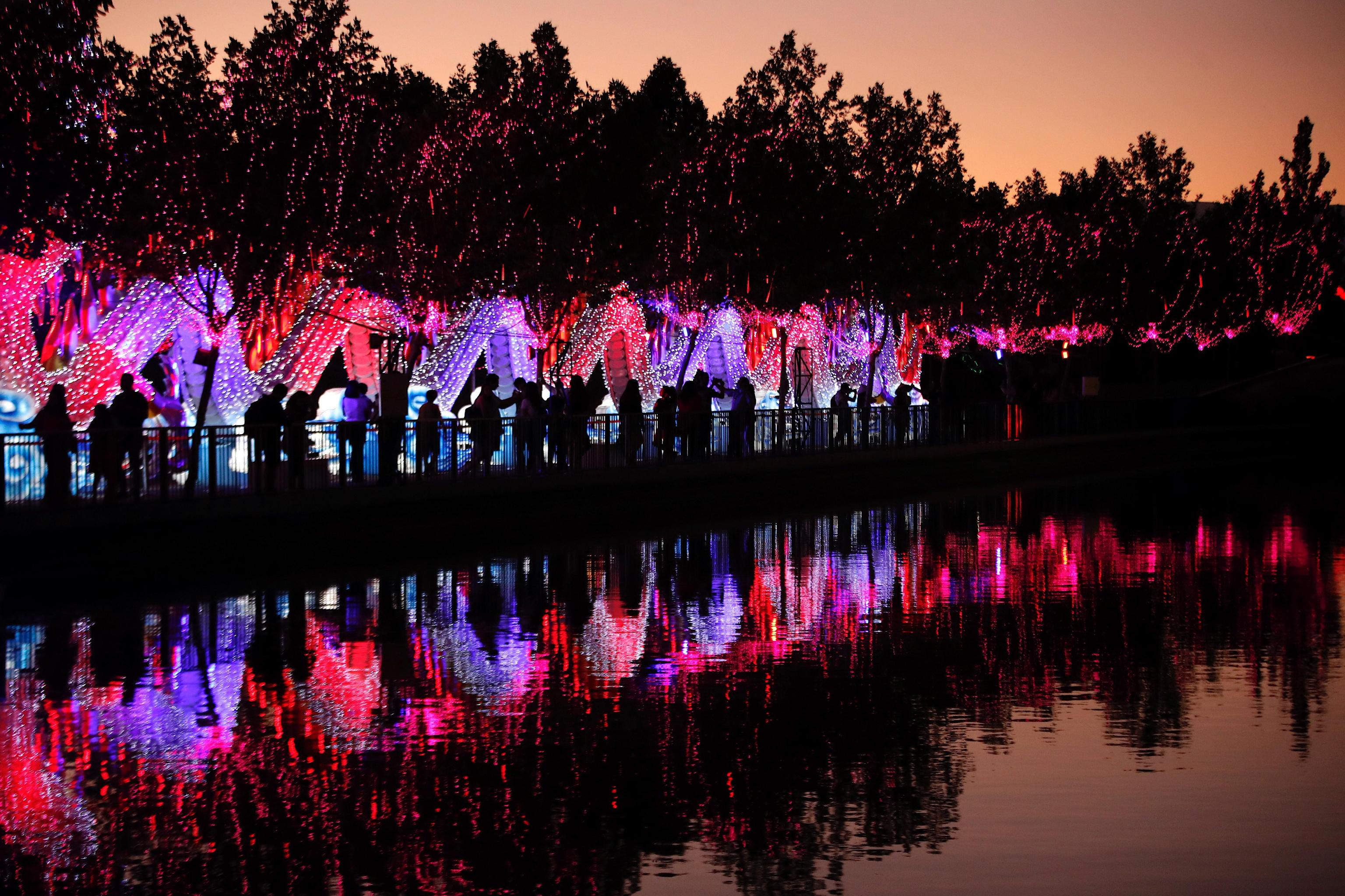 Il festival è spesso associato alla città in cui è nato, Zigong, nella provincia del Sichuan. La tradizione risale a più di 1800 anni fa. Il festival è spesso associato alla città in cui è nato, Zigong, nella provincia del Sichuan. La tradizione risale a più di 1800 anni fa.