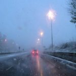 Una strada di Torino dove c'è scarsa visibilità a causa della neve mista a pioggia