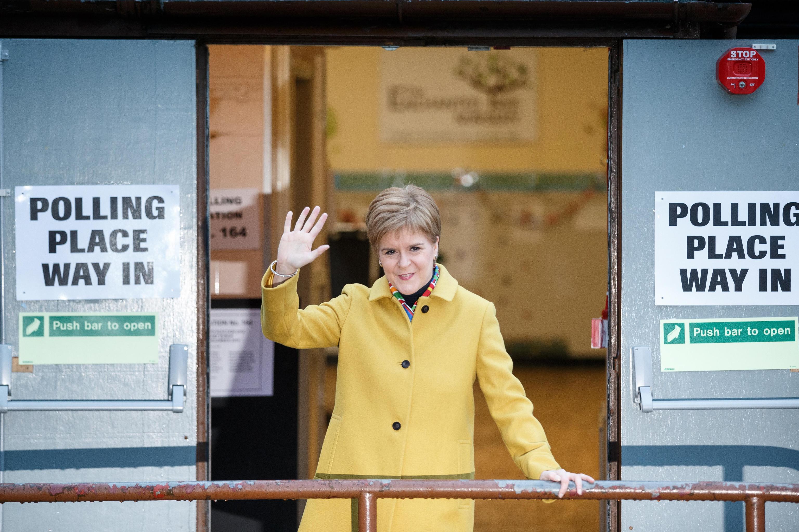 La leader del Partito Nazionale Scozzese Nicola Sturgeon alla urne. I seggi scozzesi saranno decisivi per il risultato finale