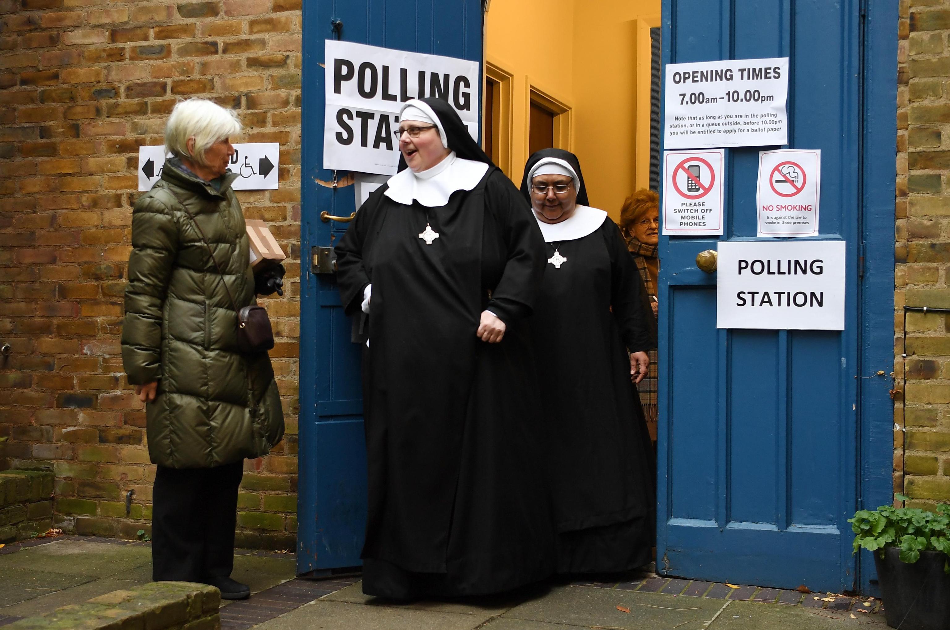 Anche due suore partecipano alle votazioni. Ogni singolo voto potrebbe fare la differenza