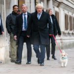 Il Primo Ministro Boris Johnson si reca alle urne con il suo cagnolino. Il Partito Conservatore è alla ricerca di una forte maggioranza