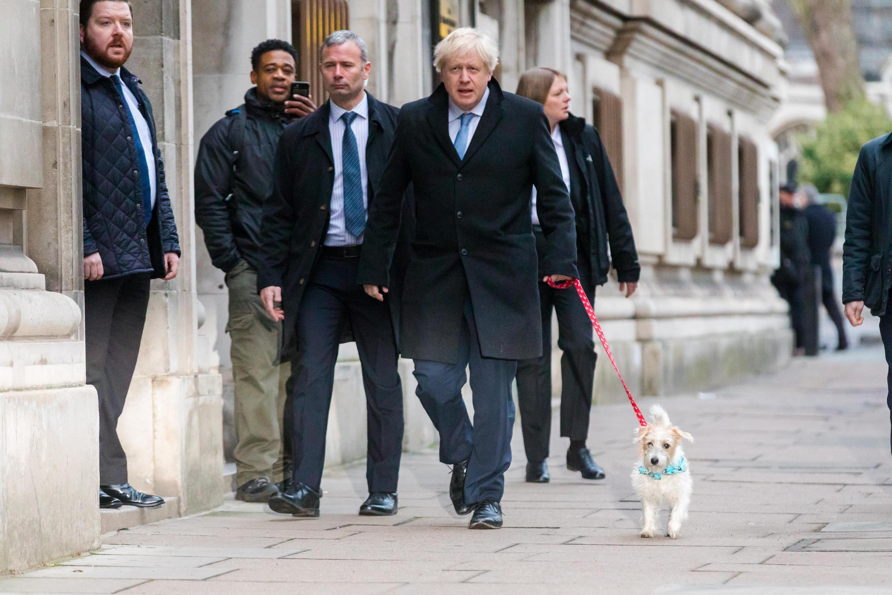 Il Primo Ministro Boris Johnson si reca alle urne con il suo cagnolino. Il Partito Conservatore è alla ricerca di una forte maggioranza
