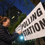L'allestimento dei seggi inizia di prima mattina. Si voterà fino alle 23