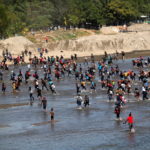 In molti non hanno aspettato l'apertura del confine e hanno attraversato il Suchiate, fiume che divide i due paesi