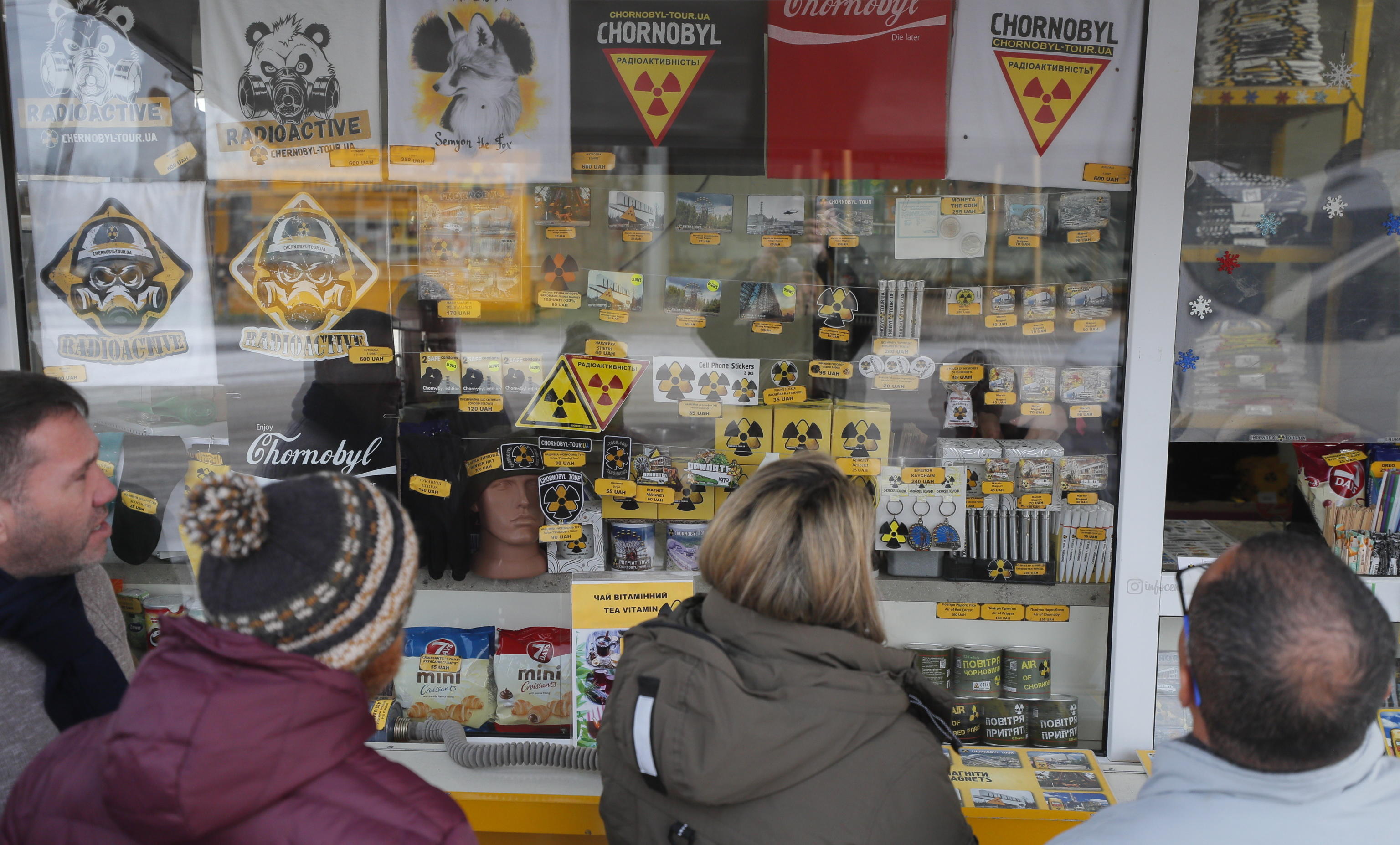 I souvenir hanno tutti i simboli di pericolo per le radiazioni I souvenir hanno tutti i simboli di pericolo per le radiazioni