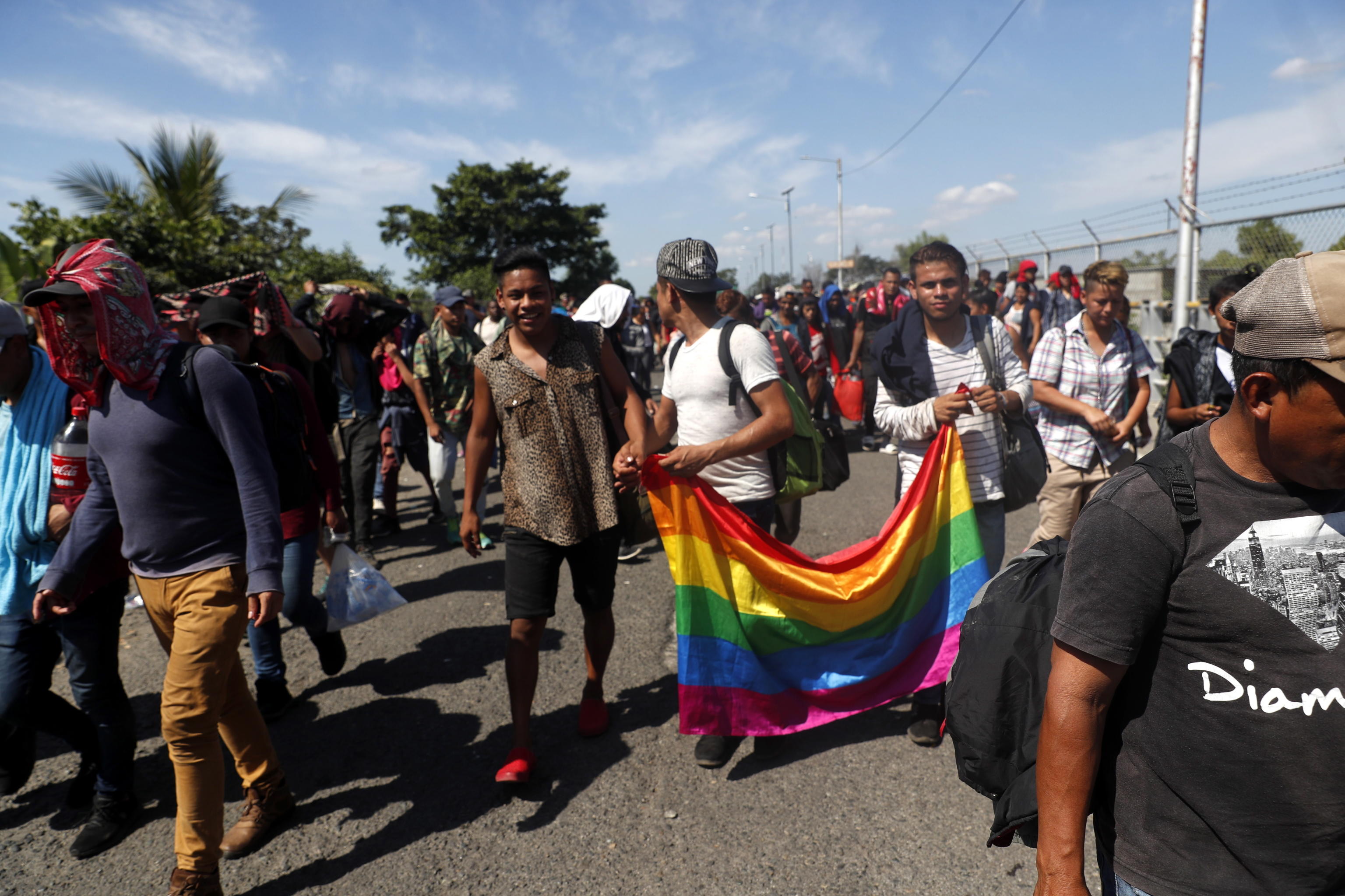 La carovana non ha ancora passato il confine perché attende l'arrivo di altri migranti