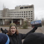 Le guide portano con sé le foto della città di Prypyat prima dell'esplosione nella centrale nucleare del 1986
