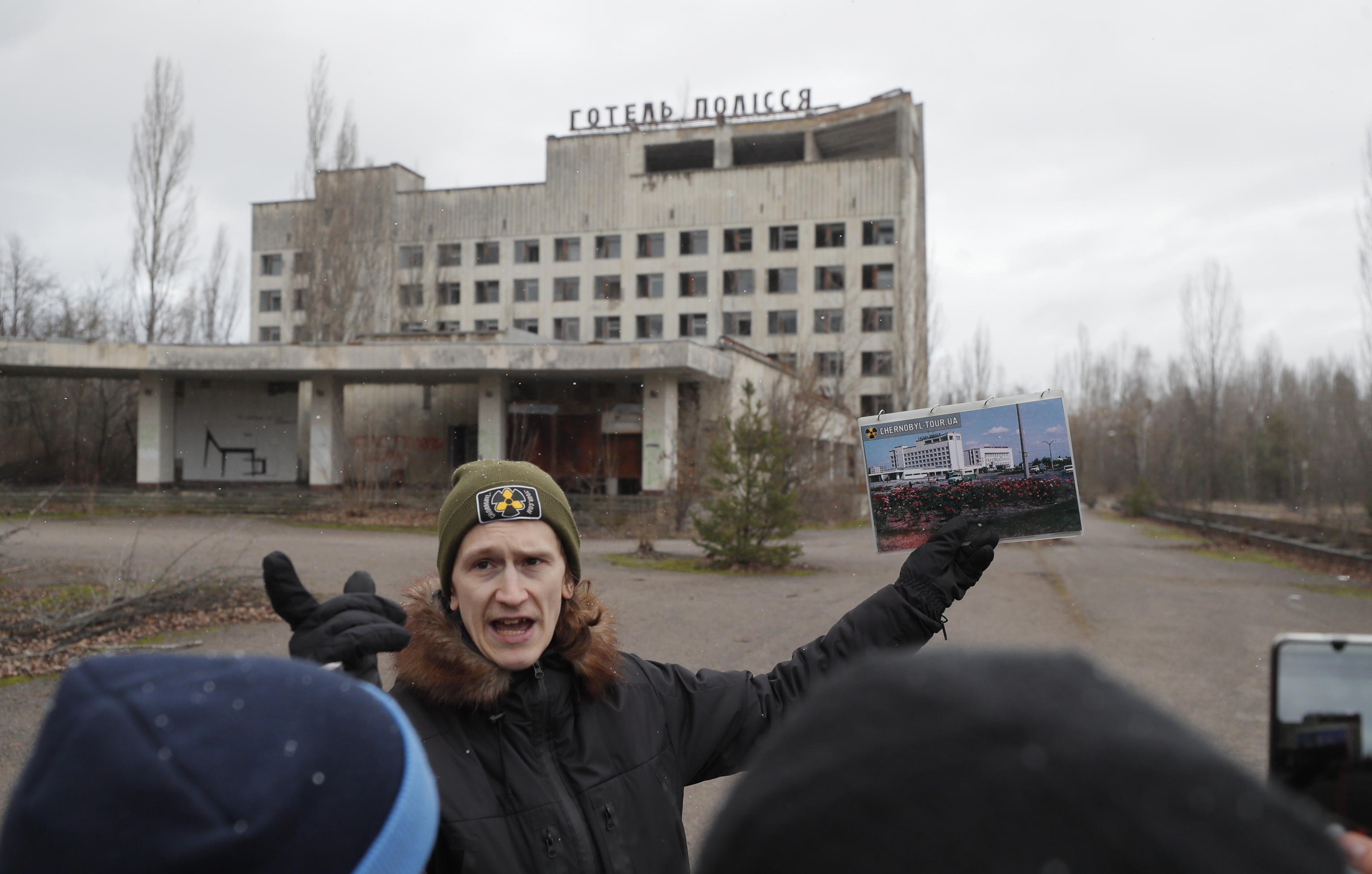 Le guide portano con sé le foto della città di Prypyat prima dell'esplosione nella centrale nucleare del 1986