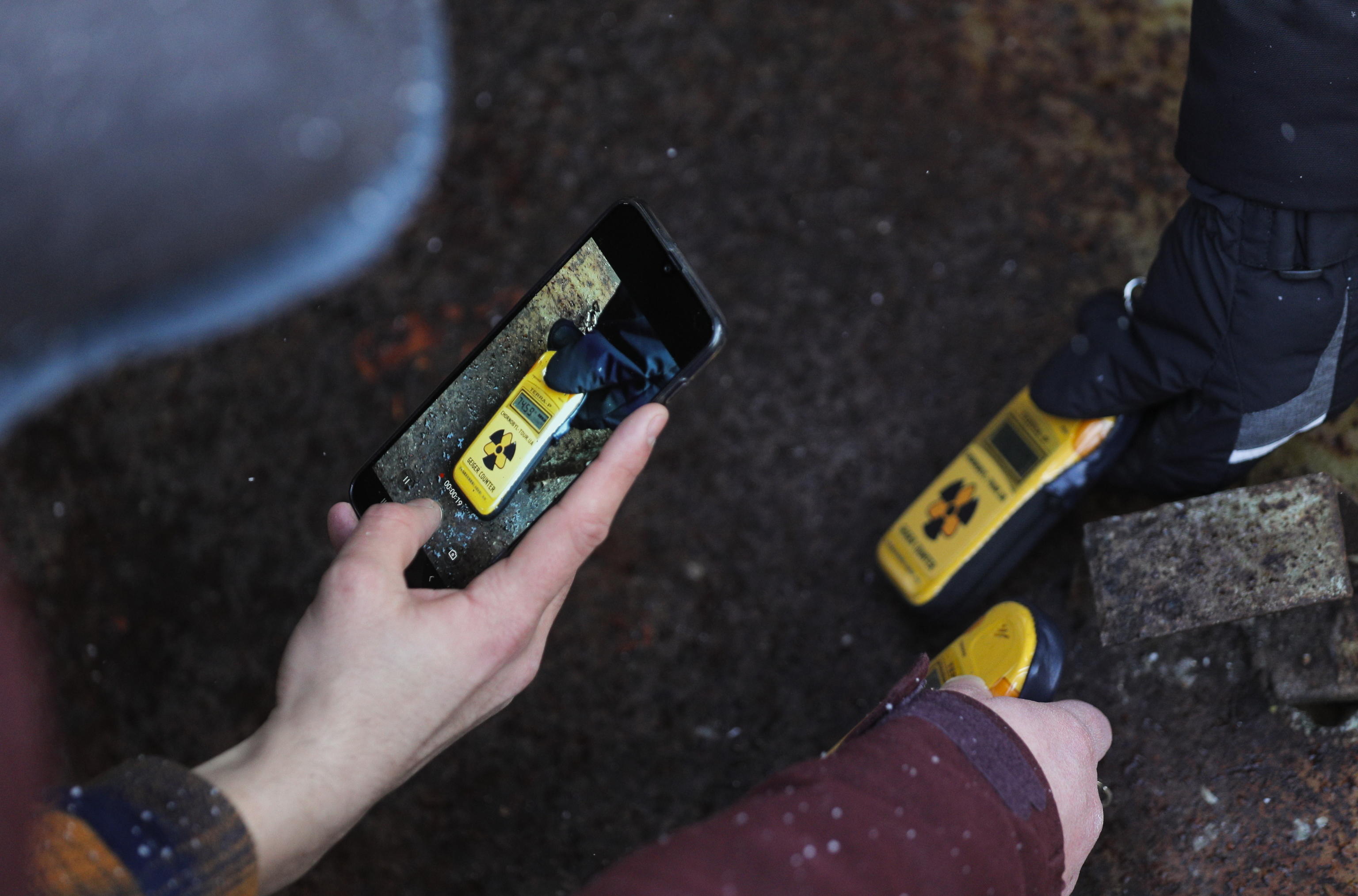 I turisti hanno avuto sempre con loro un contatore geiger per misurare il livello di radiazioni I turisti hanno avuto sempre con loro un contatore geiger per misurare il livello di radiazioni