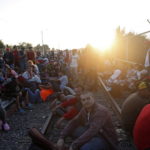 L'attesa sul ponte di Tecun Umam (Guatemala) dei migranti honduregni che vogliono arrivare in Messico