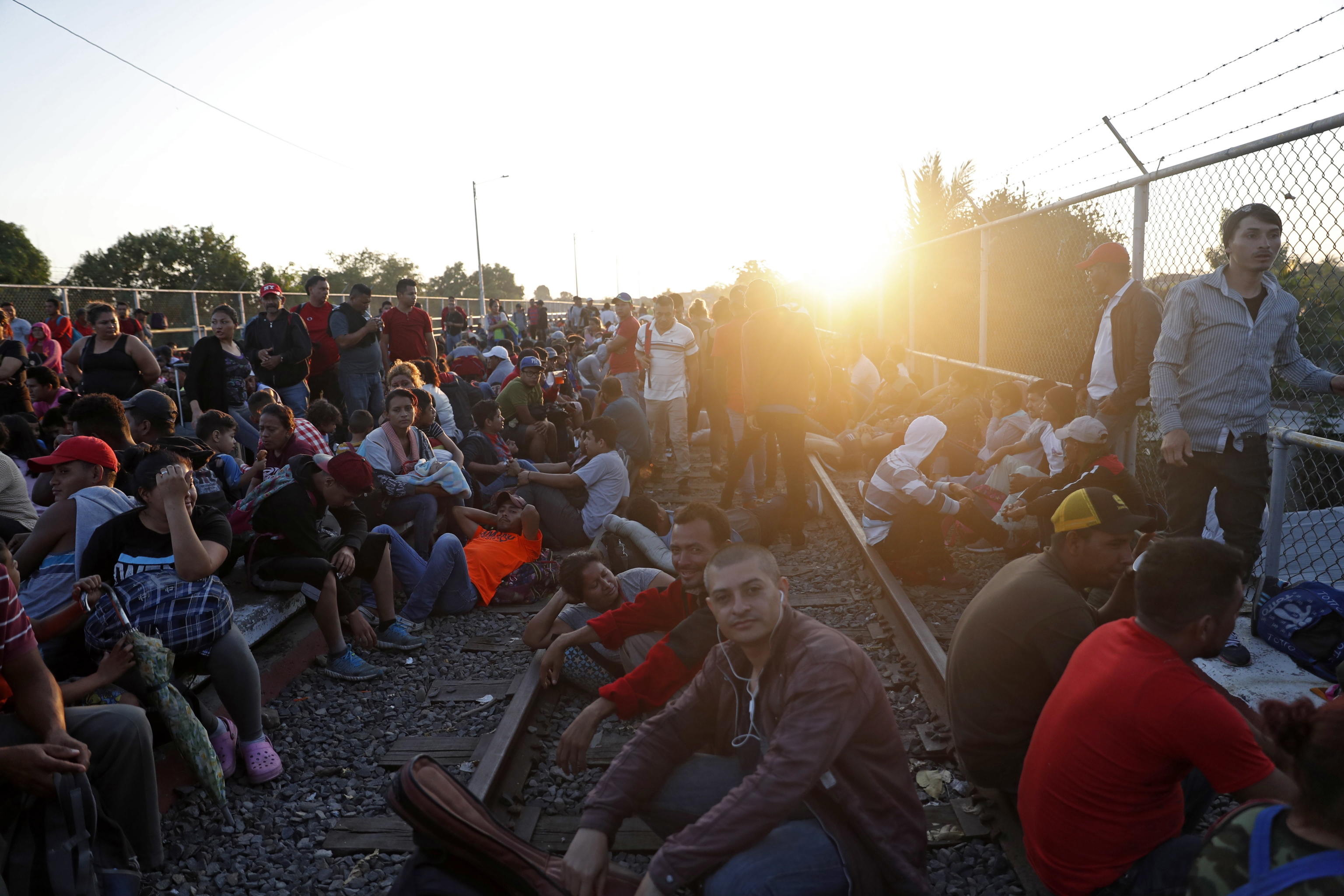 L'attesa sul ponte di Tecun Umam (Guatemala) dei migranti honduregni che vogliono arrivare in Messico