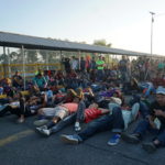 Il ponte che unisce Tecun Umam a Ciudad Hidalgo è completamente occupato dai migranti