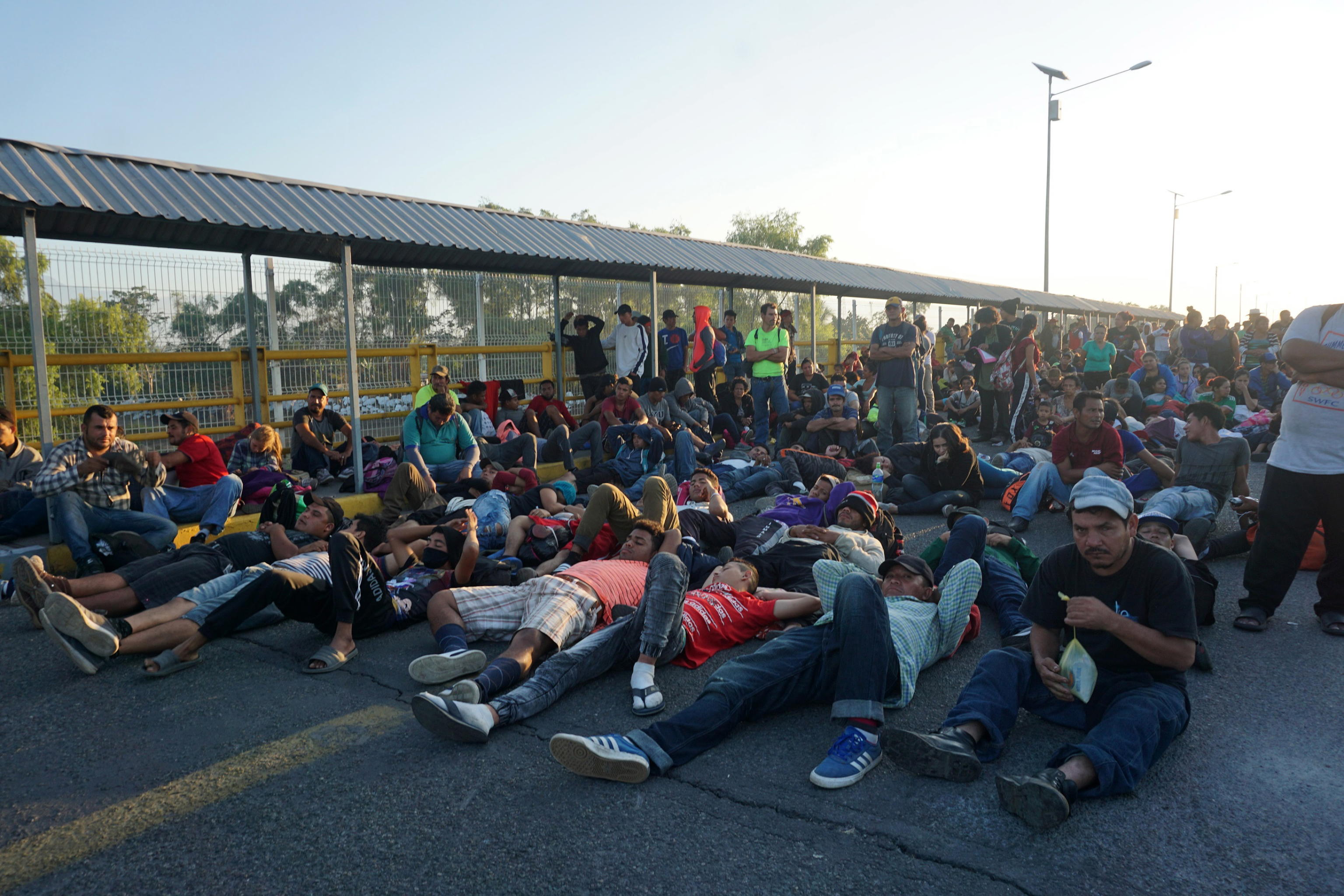Il ponte che unisce Tecun Umam a Ciudad Hidalgo è completamente occupato dai migranti