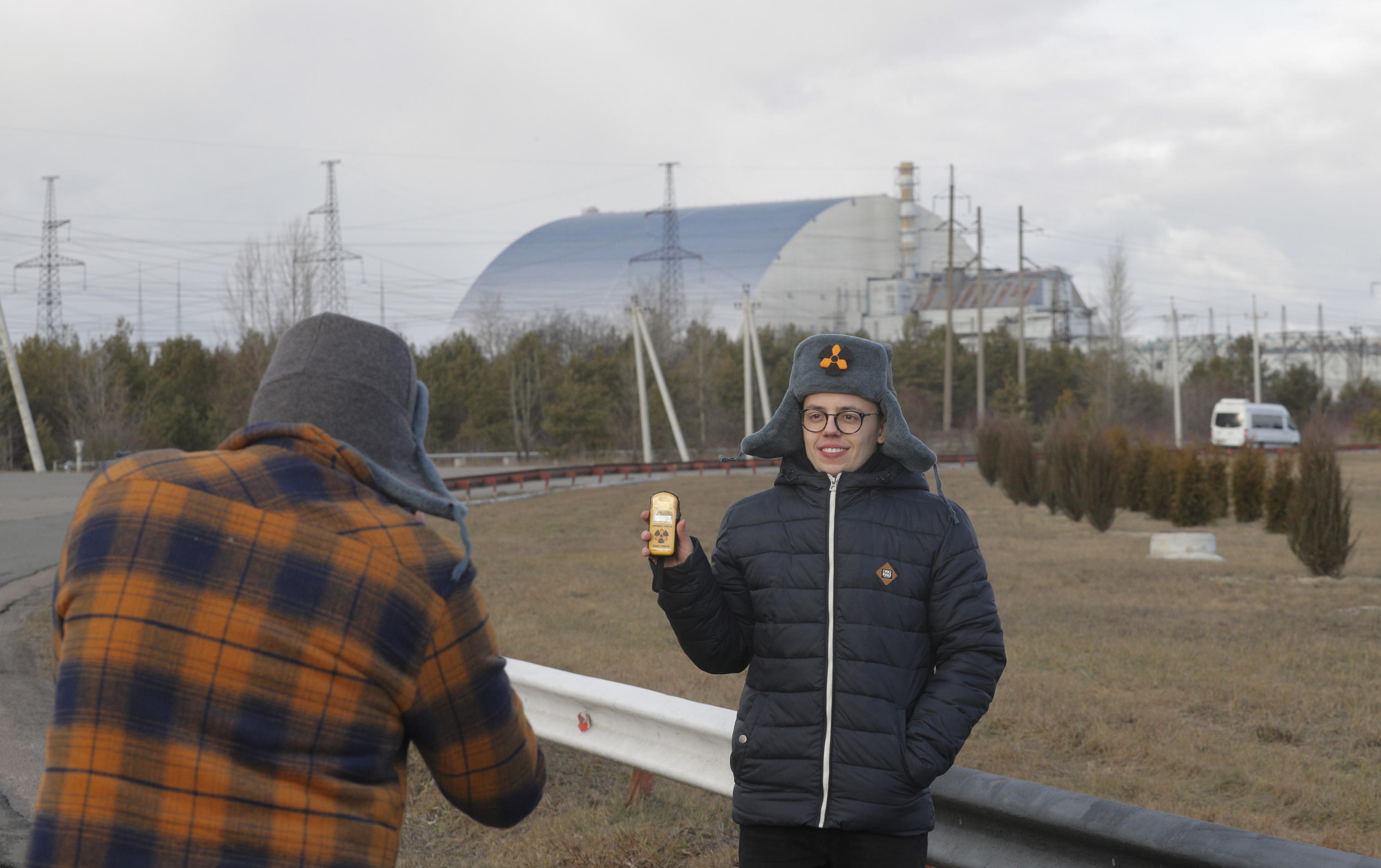 Le foto davanti alla nuova copertura del reattore 4 della centrale. In mano - come sempre - un contatore geiger Le foto davanti alla nuova copertura del reattore 4 della centrale. In mano - come sempre - un contatore geiger