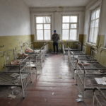 Un dormitorio nell'asilo abbandonato di Kopachi